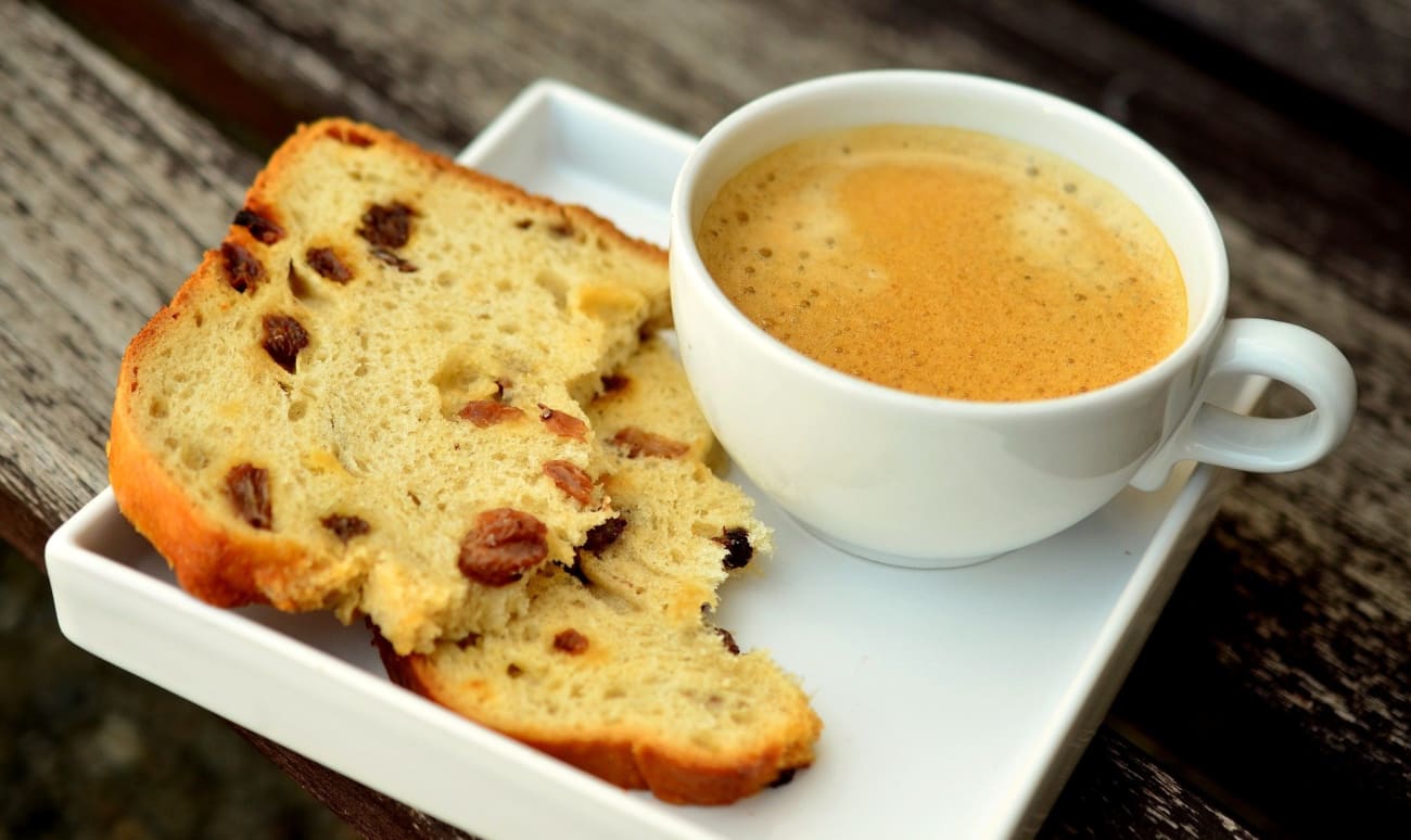 Tranches de cake aux fruits secs et tasse de café