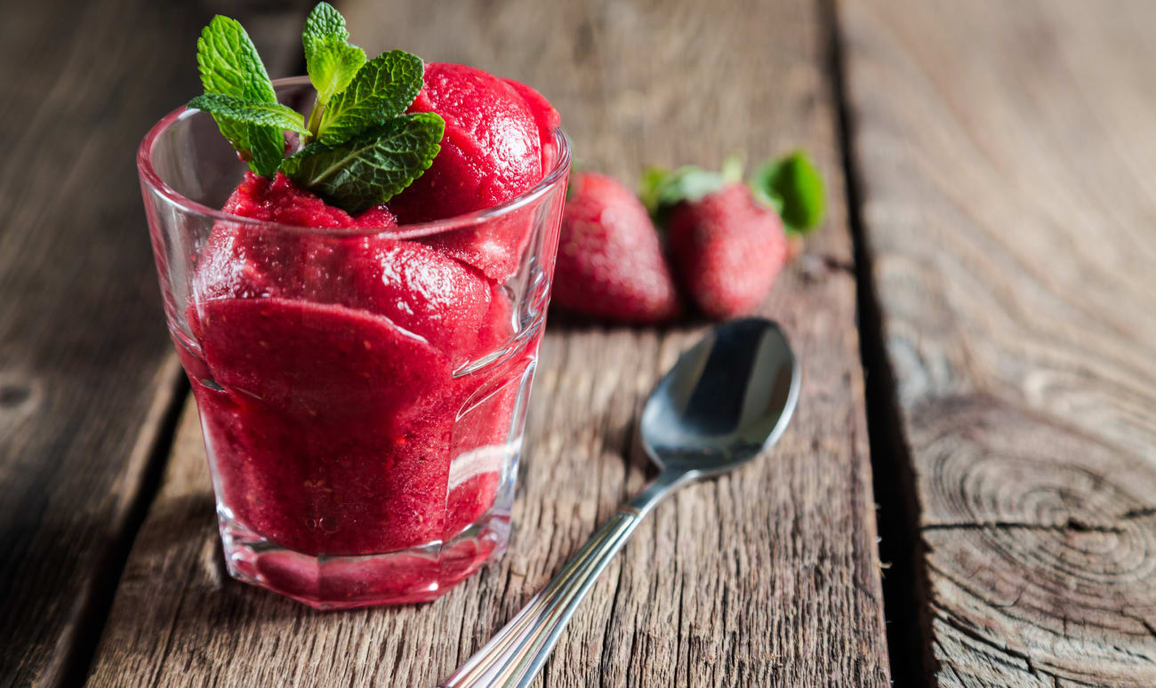 Sorbet fraise dans un verre