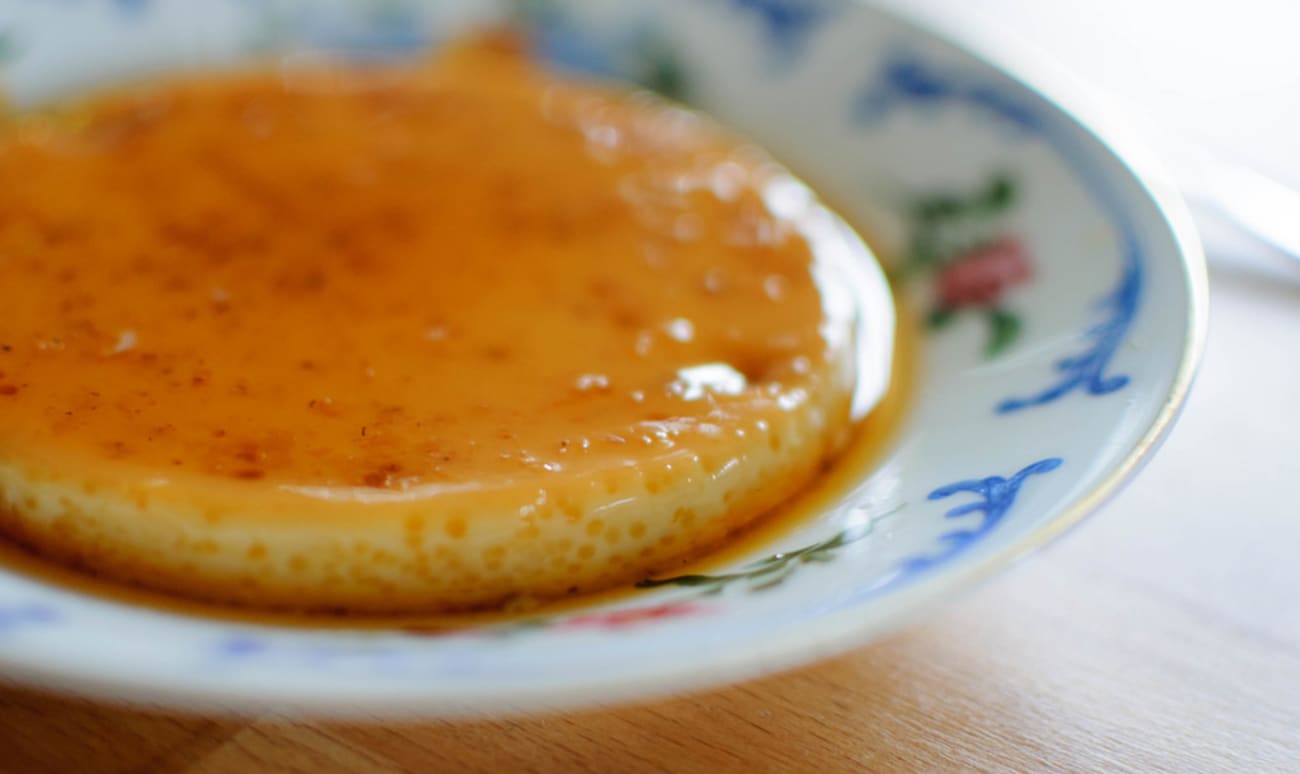 Crème caramel sur assiette vintage