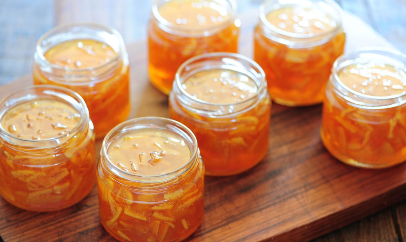 Pots de marmelade d'oranges ouverts