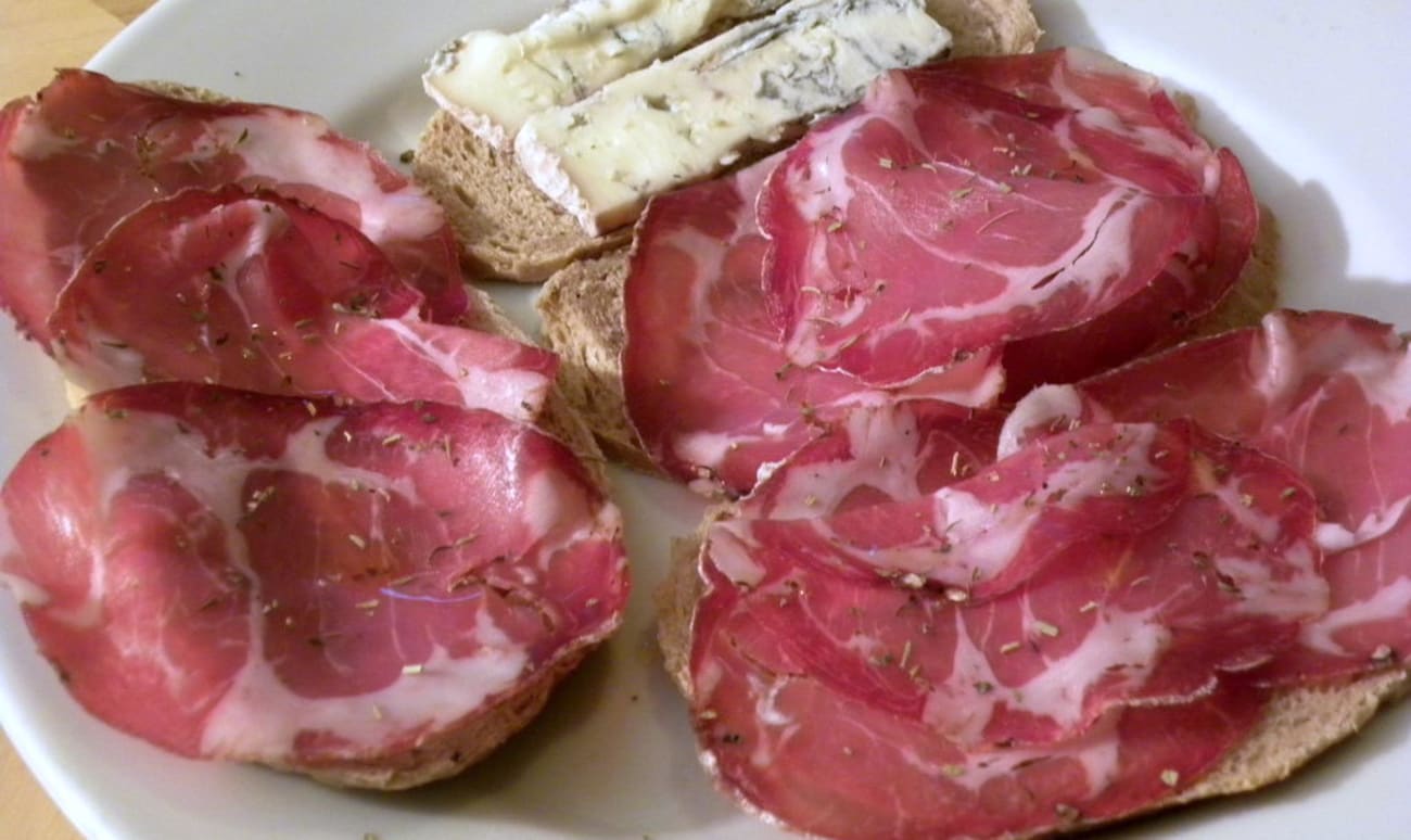 Coppa et fromage sur assiette