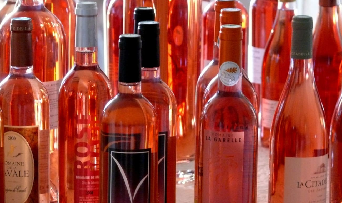 Bouteilles de vins rosés