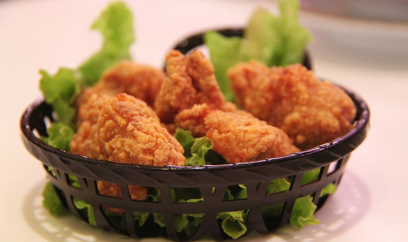 Poulet frit et salade dans un bol