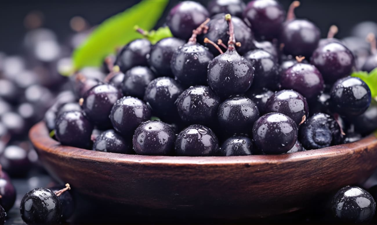 Gros plan sur des baies d'açai dans un bol en bois