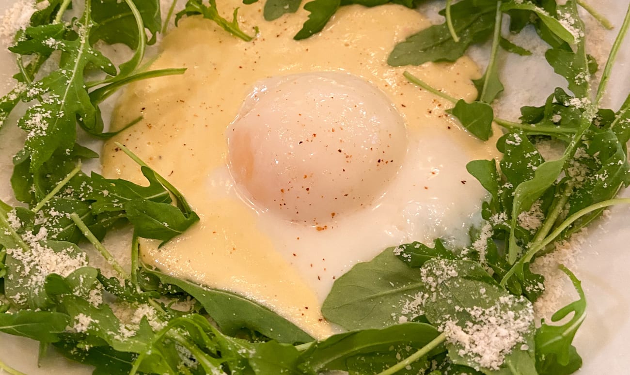 Oeuf parfait et salade de roquette