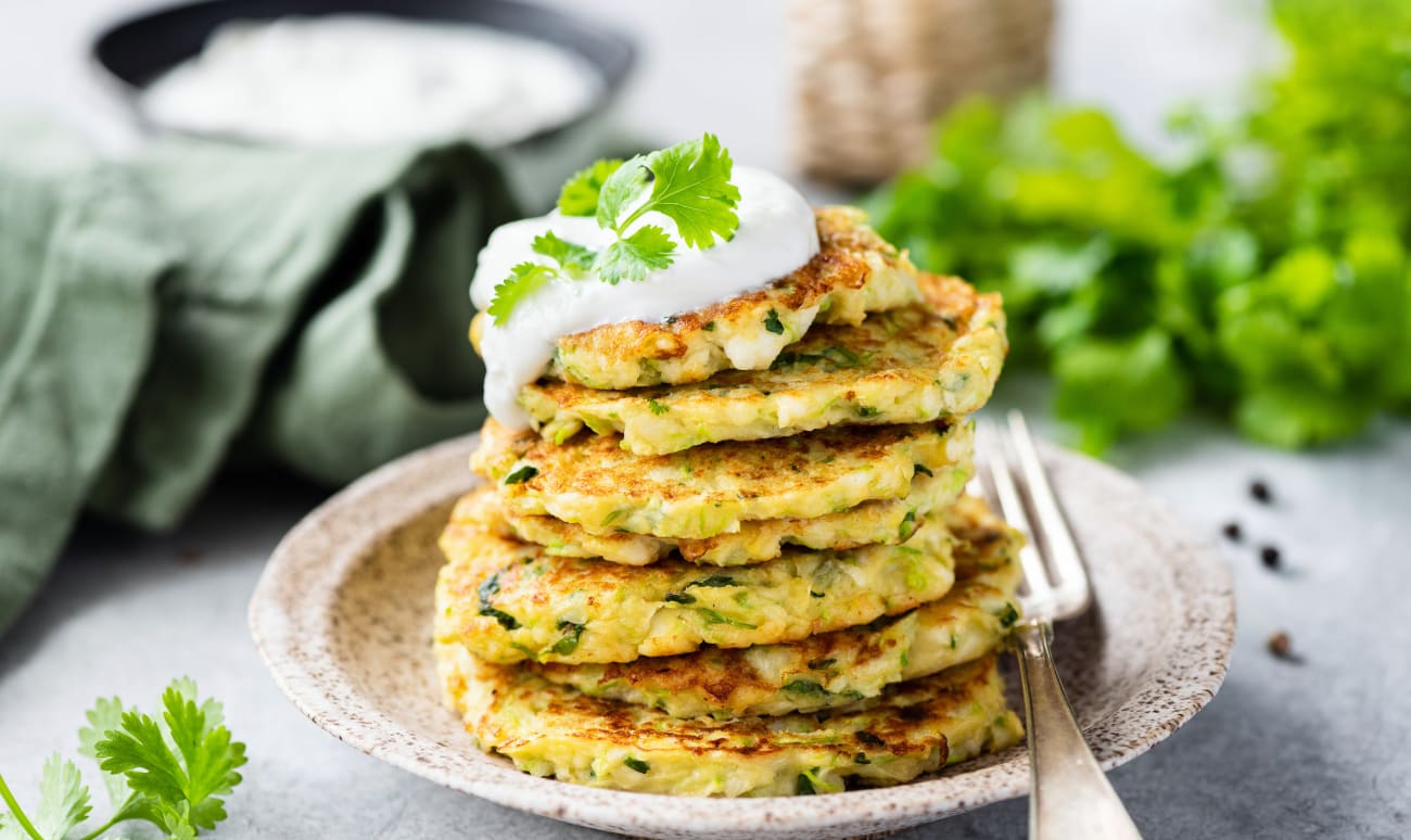 Pile de galettes de légumes et crème