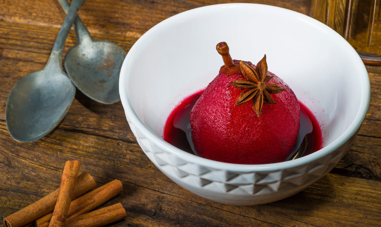 Poire au vin rouge dans un bol