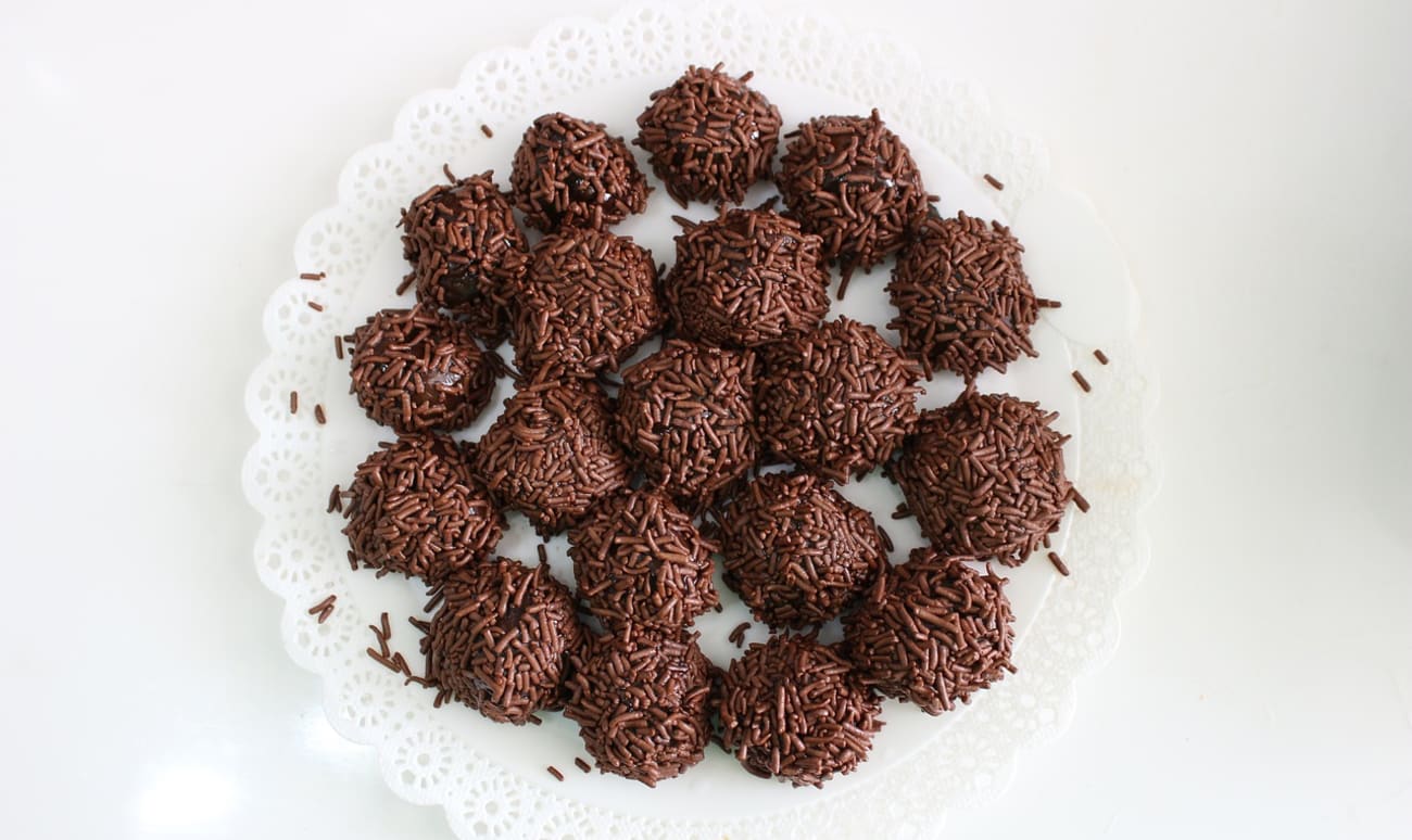 Brigadeiro au chocolat dans un plat à dessert