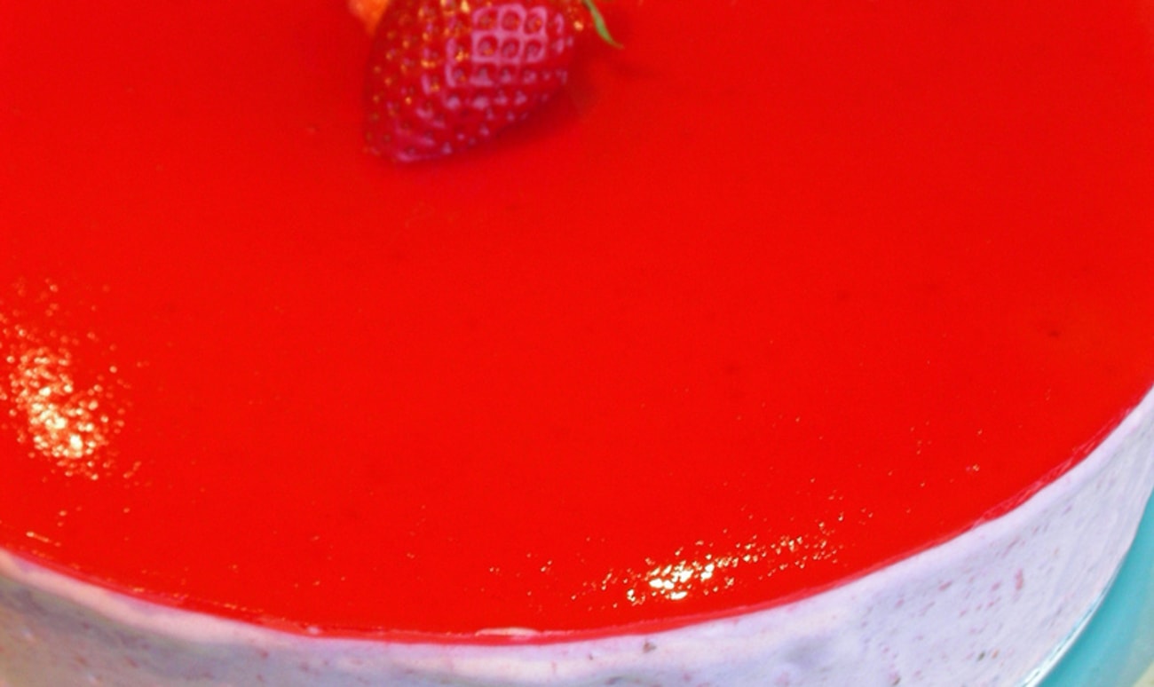 Gâteau aux fraises avec un glaçage mirroir