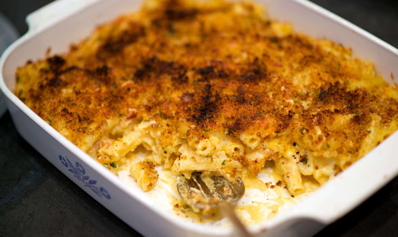 Plat de gratin de macaroni entamé