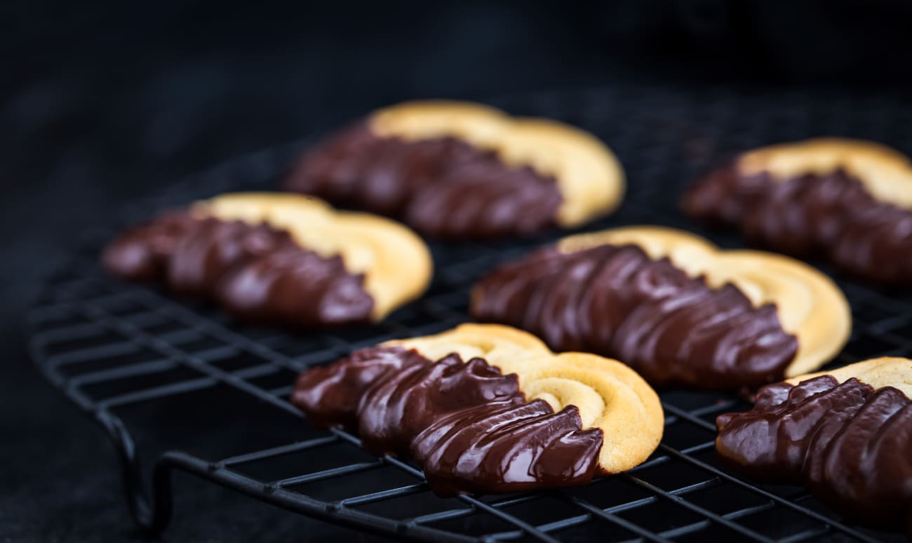 Sablés viennois au chocolat sur une grille