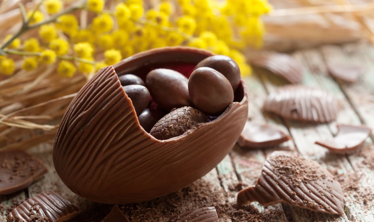 Gros oeuf en chocolat fourré de petits oeufs au chocolat