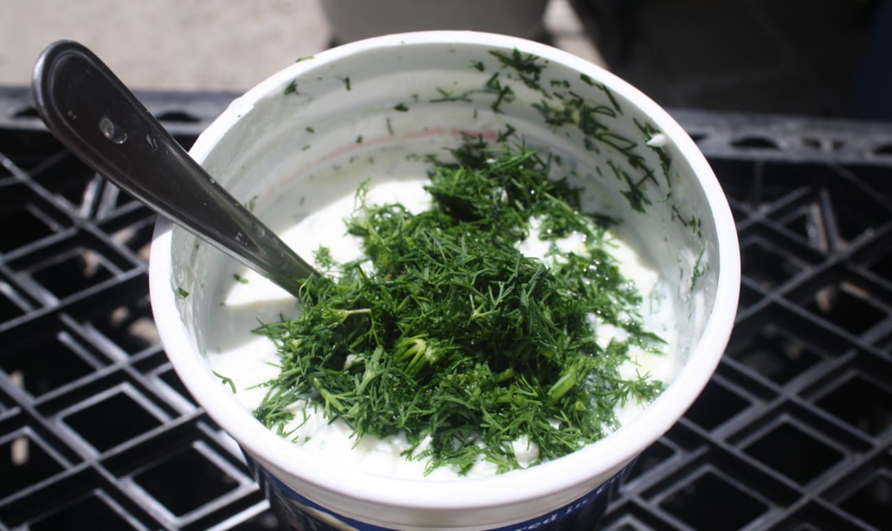 Tzatziki dans un pot de yaourt grec