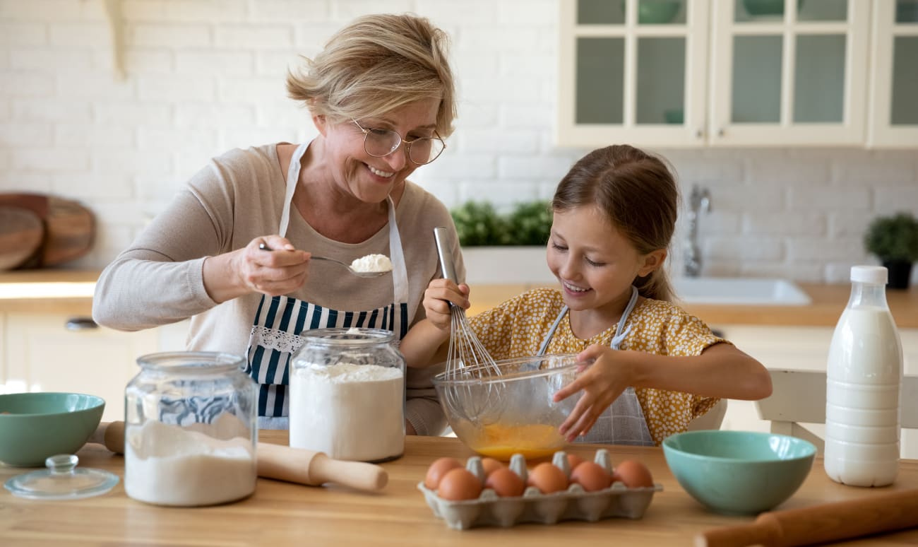 Grand-mère et petite fille en train de pâtisser