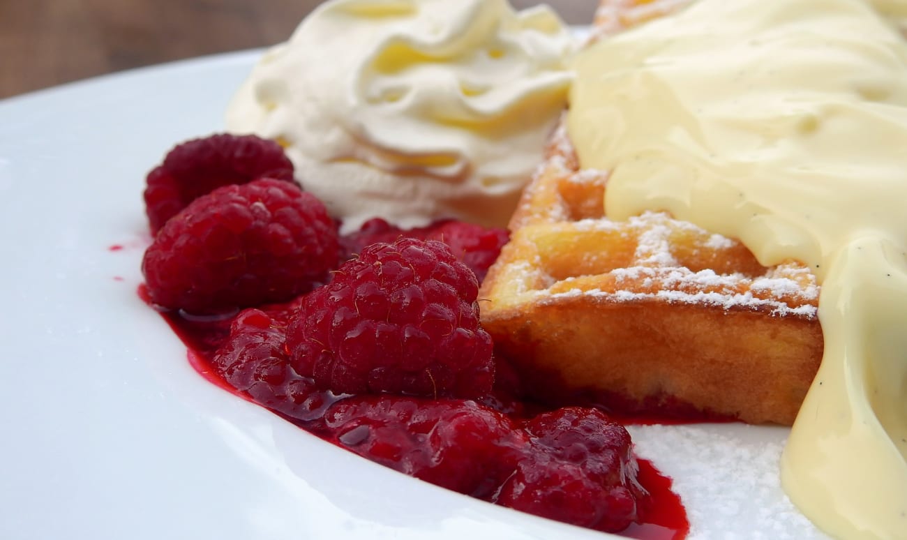 Gaufre, framboises et crème à la vanille