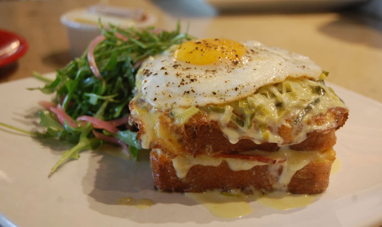 Croque-madame et salade dans une assiette