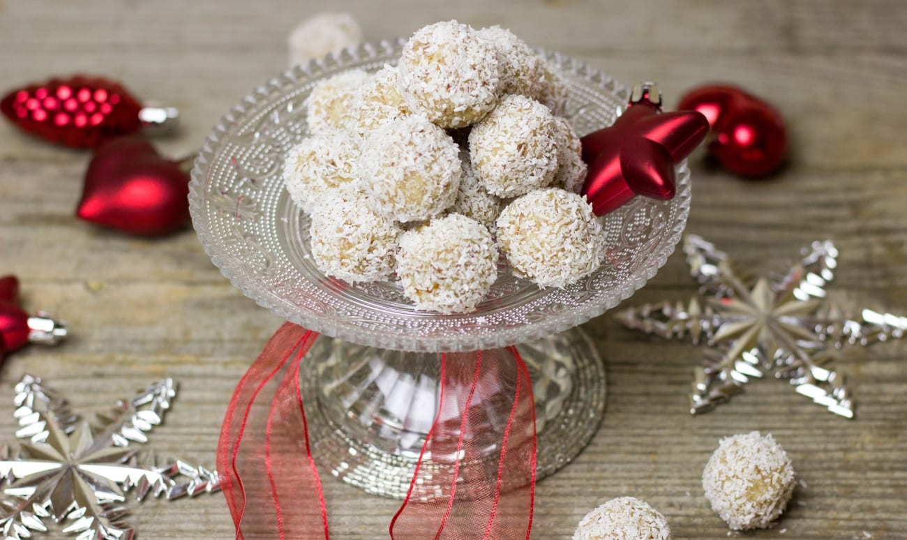 Boules de coco dans un ramequin