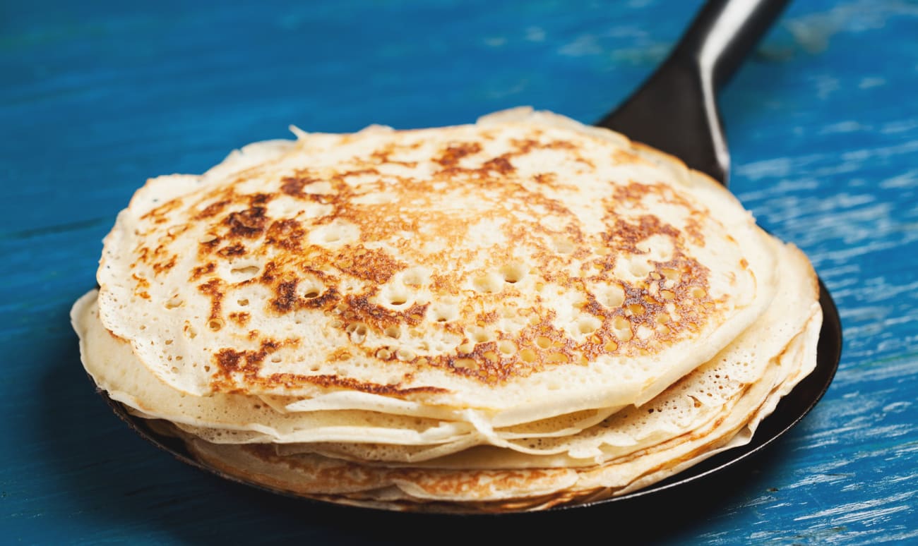 Pile de crêpes sur une crêpière