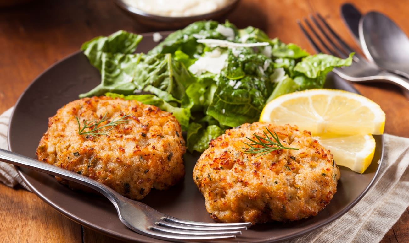 Assiette de crab cakes et rondelle de citron