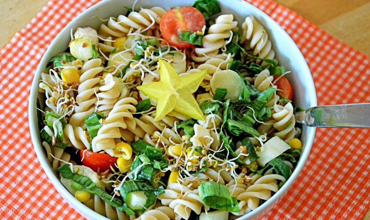 Salade de pâtes fusilli aux tomates et au maïs