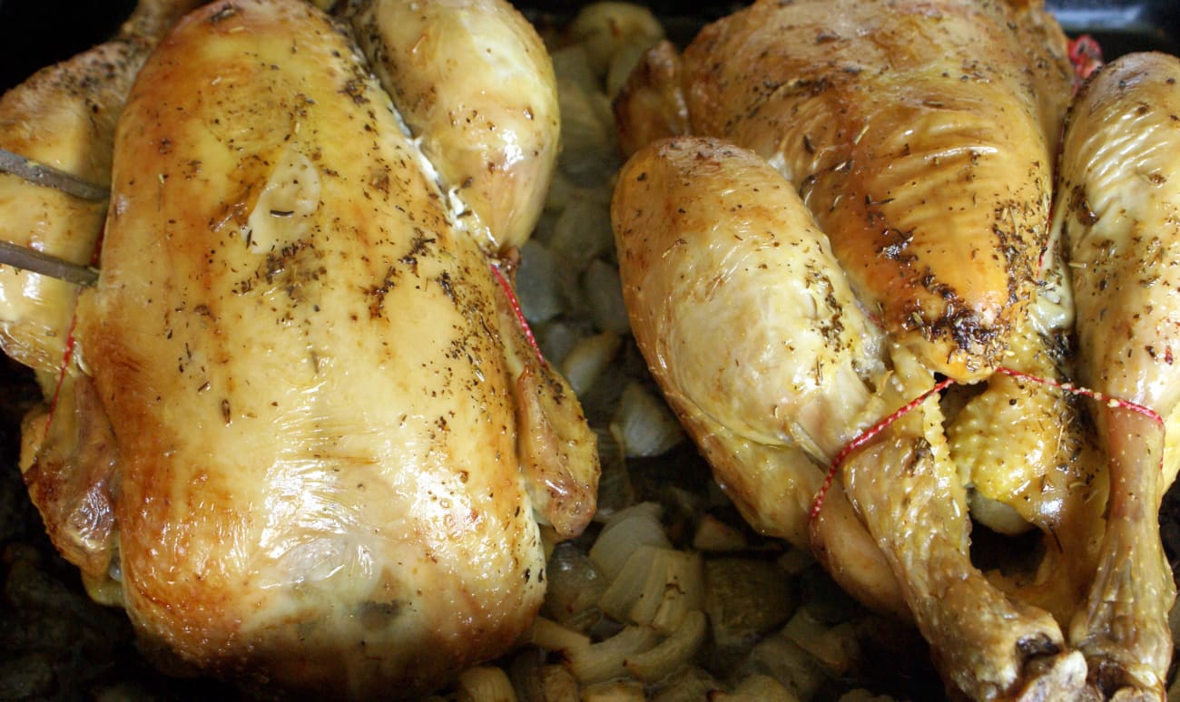Poulets rôtis sur plaque de cuisson