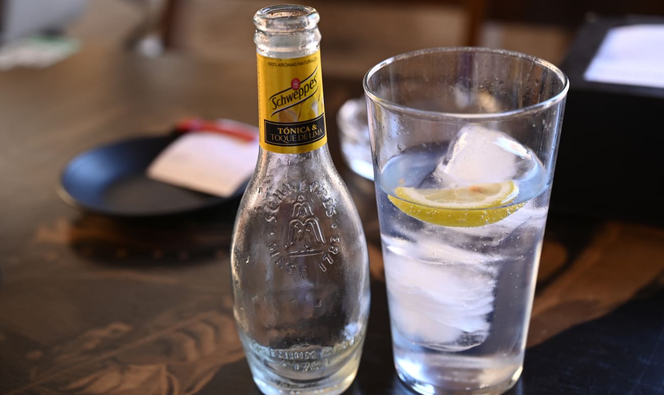 Verre et bouteille de Schweppes Tonic