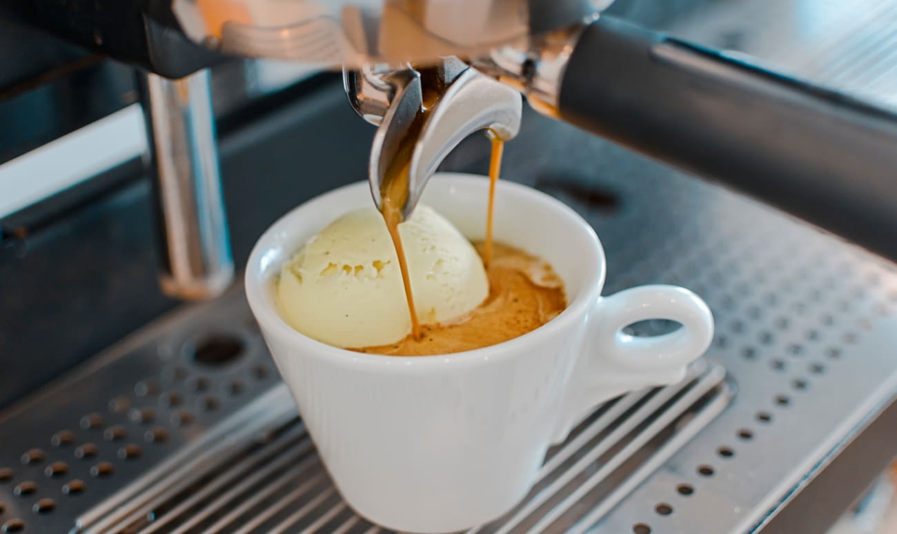 Affogato dans une tasse espresso