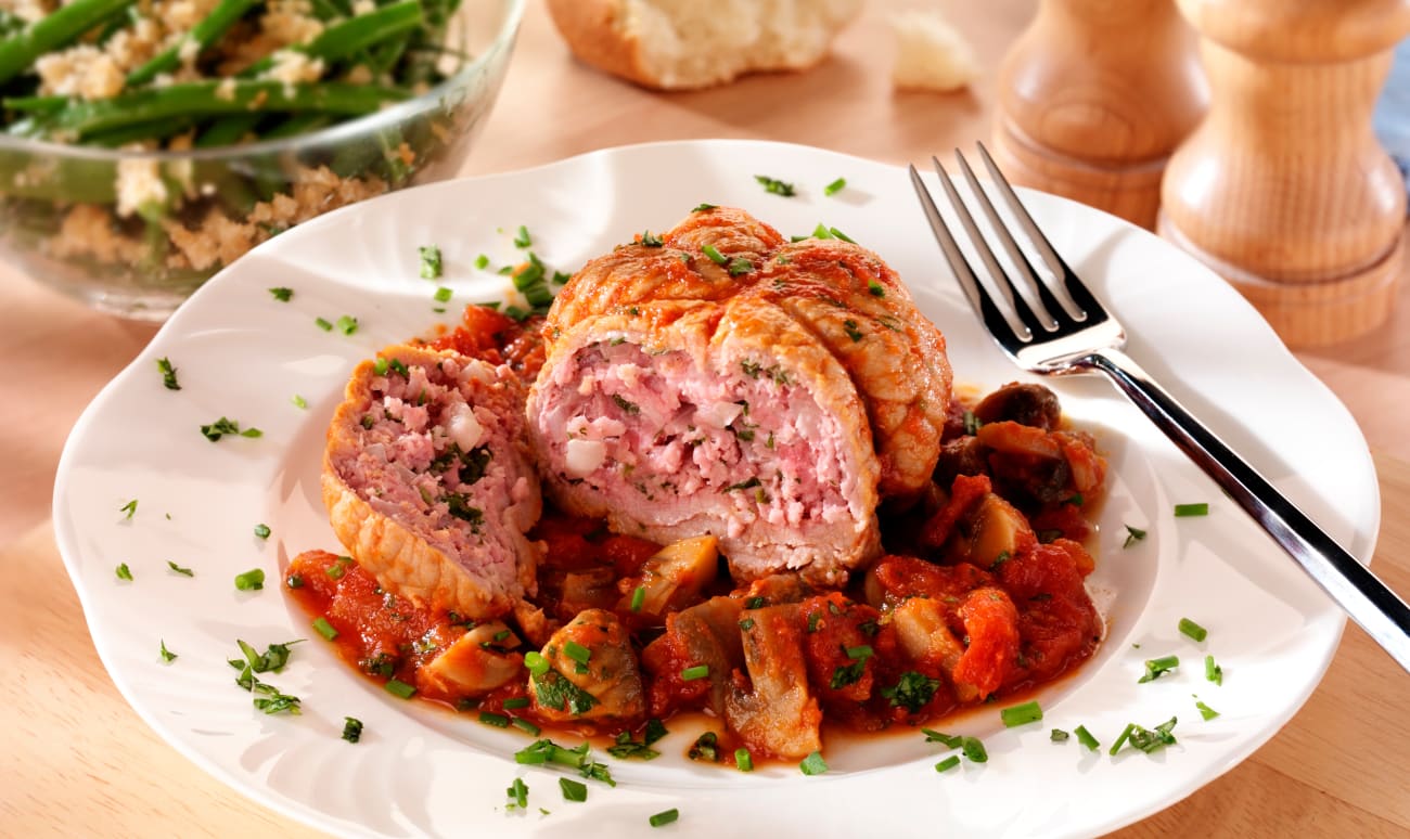 Une paupiettes de veau dans une assiette avec une garniture