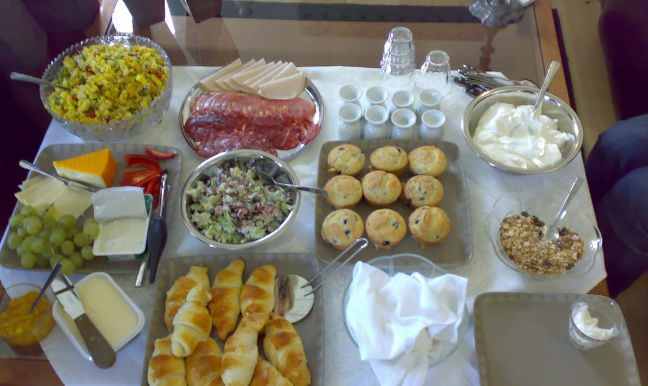 Table dressée pour un brunch