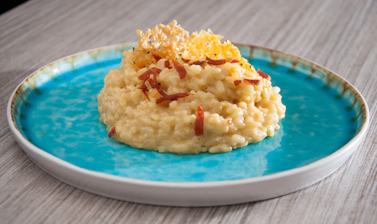 Risotto à la milanaise, biscuit au parmesan et jambon italien grillé