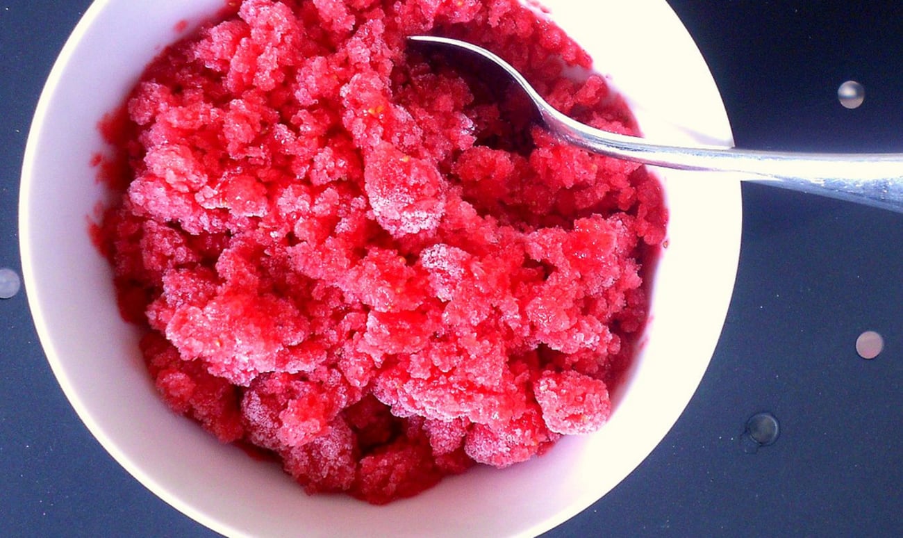 Granité fraise hibiscus dans un bol