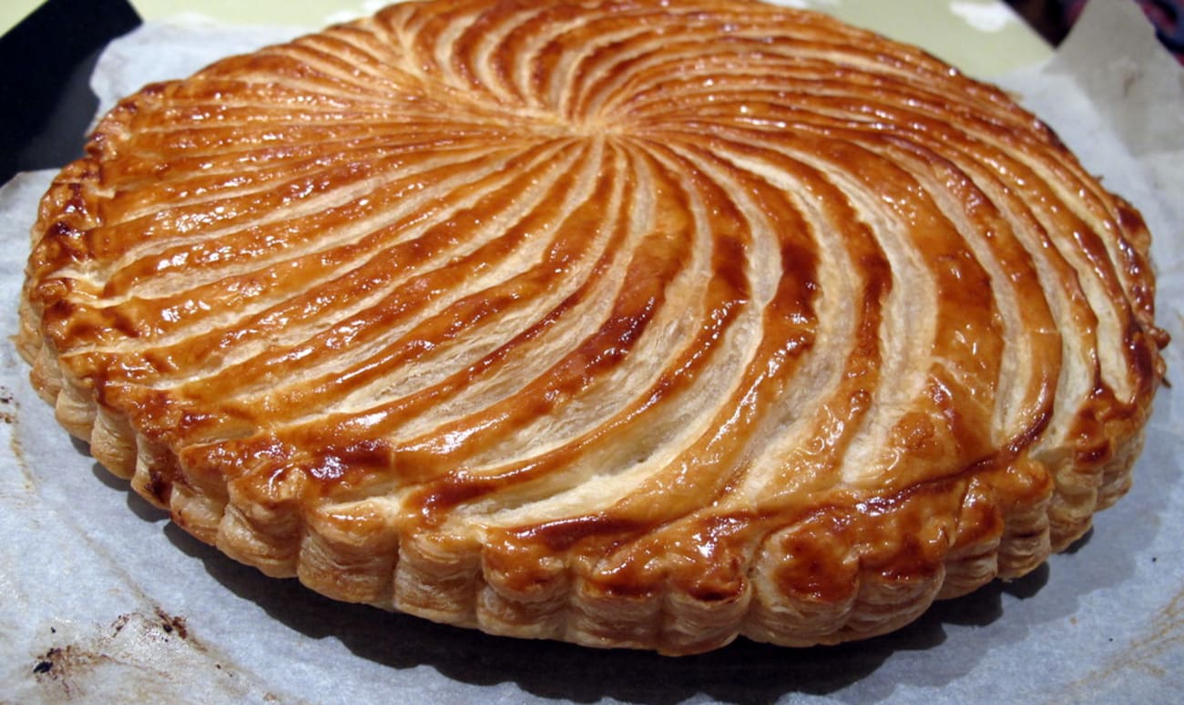 Galette des rois aux pommes à la sortie du four