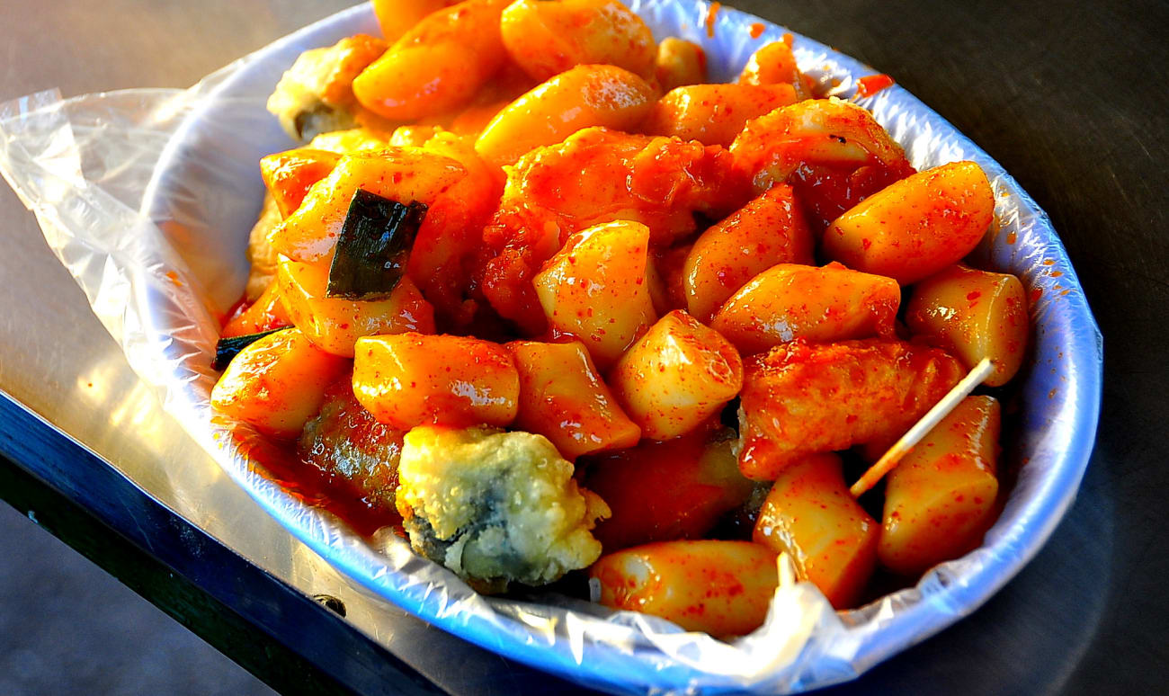 Tteokbokki servi dans une rue de Corée du Sud.