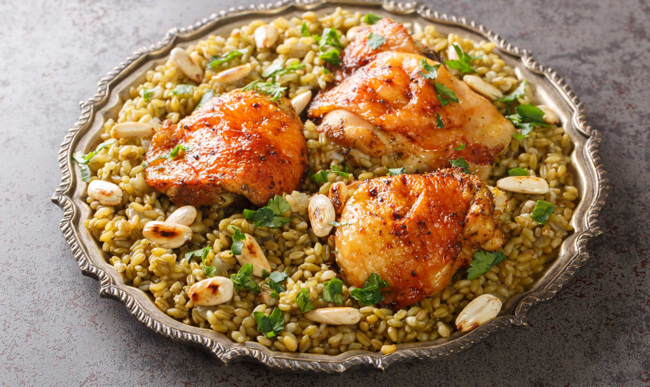 Plat de freekeh syrien au poulet rôti