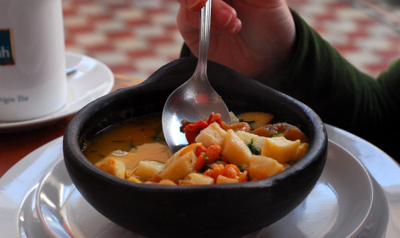 Cazuela servie dans une assiette creuse.