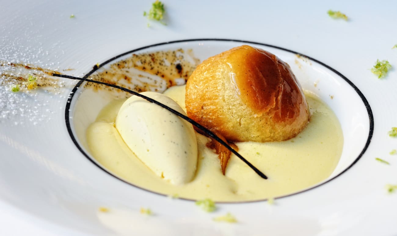 Baba au rhum sur sabayon et glace vanille