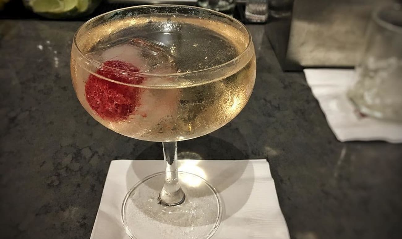 Cocktail 787 Dreamliner, vodka, vinaigre de prune et prosecco