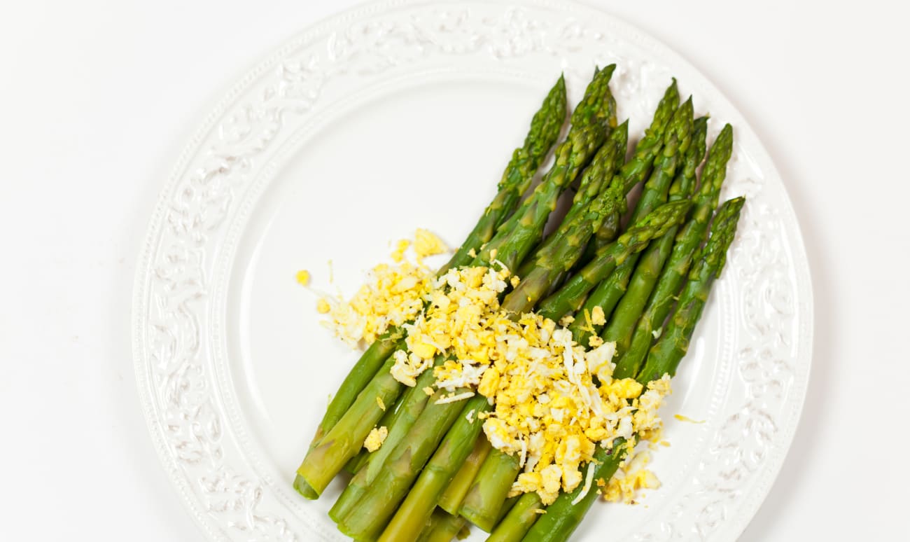 Une assiette d'asperges mimosa