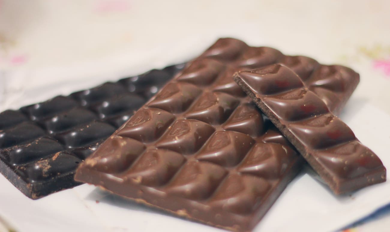 Tablettes de chocolat à croquer noir et au lait