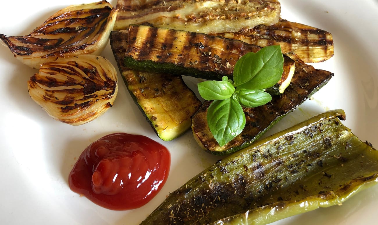 Assiettes de différents légumes grillés