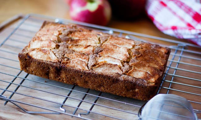 Image alléchante d'une pâtisserie aux tranches de pommes et sucre glace  photo stock