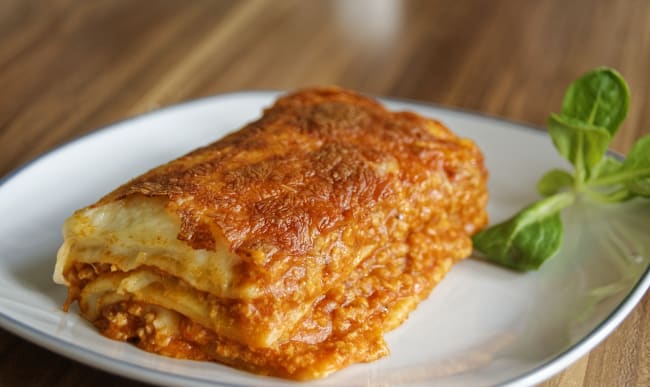 classique italien plat isolé lasagne sur blanc Contexte pour