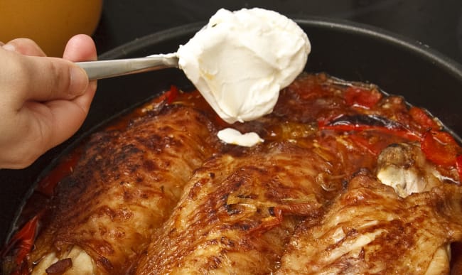 Crème épaisse dans un plat de viande