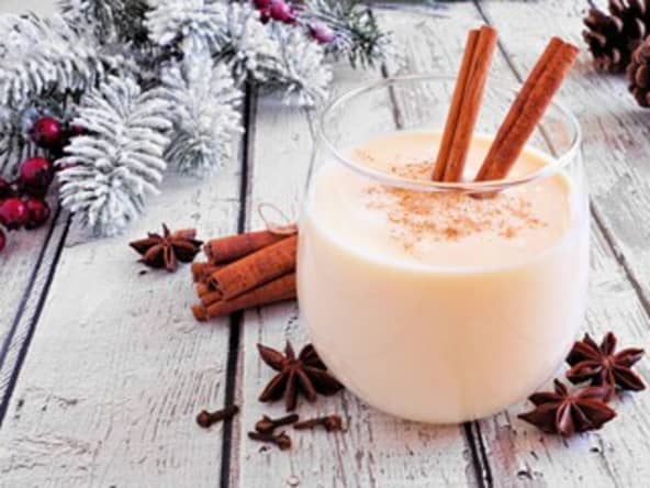 Verre de lait de poule et batons de cannelle