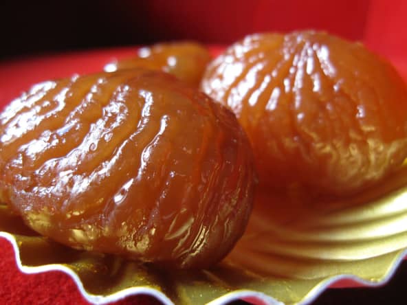 Deux marrons glacés en gros plan