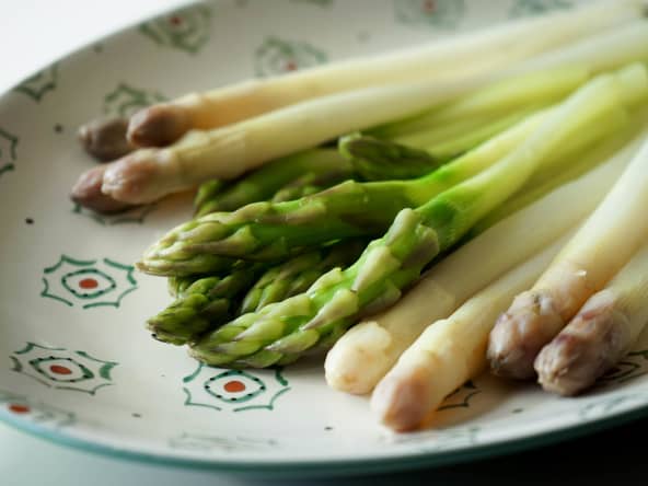 Asperges vertes et violette cuites dans un plat