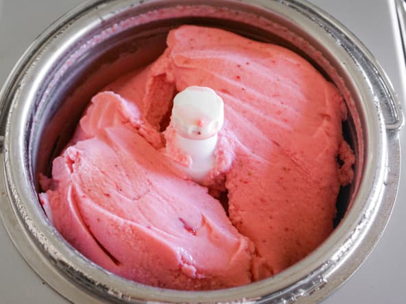 Glace à la fraise dans la sorbetière