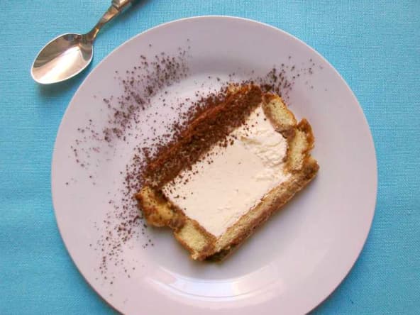 Tranche de semifreddo sur assiette