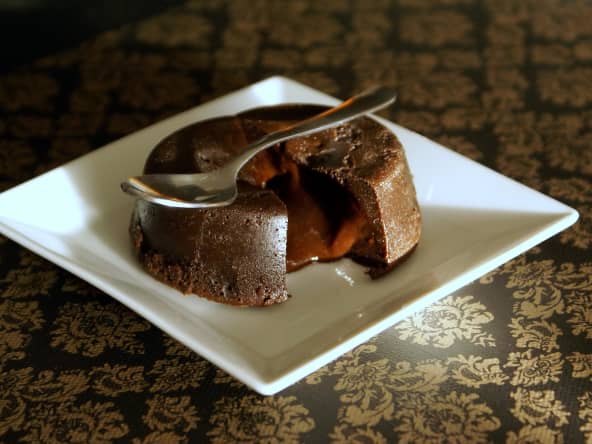 Moelleux au chocolat sur assiette
