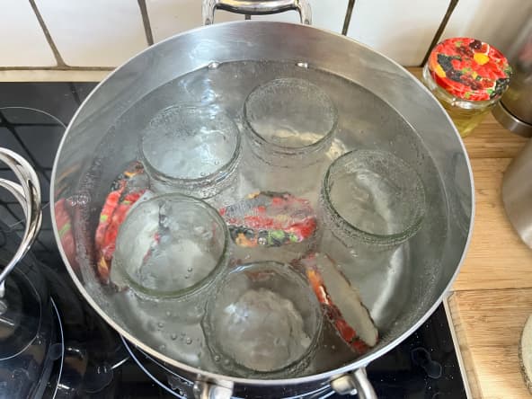 Stérilisation des pots de confiture à l'eau bouillante.